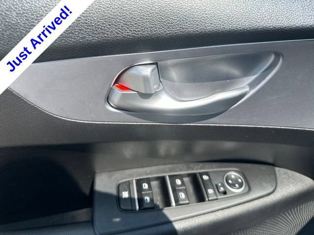 2023 Kia Forte LXS - Photo 12