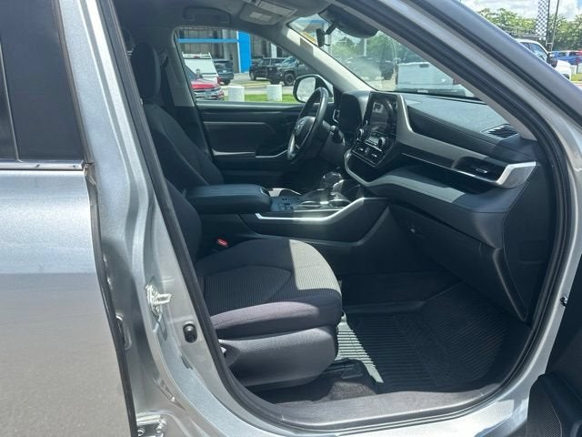 2023 Toyota Highlander LE - Photo 32