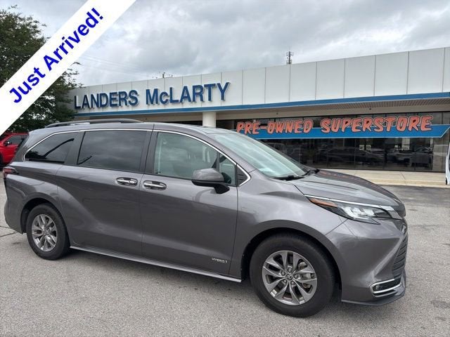 2021 Toyota Sienna XLE 8-Passenger Hybrid FWD's photo
