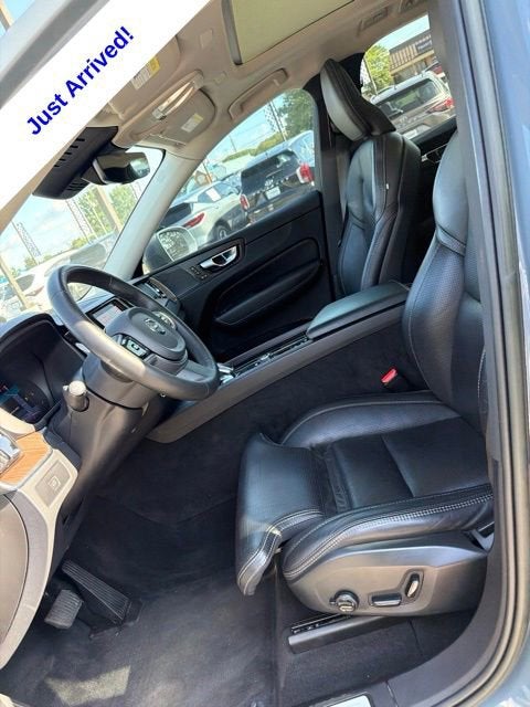 2023 Volvo XC60 B5 Ultimate Bright Theme