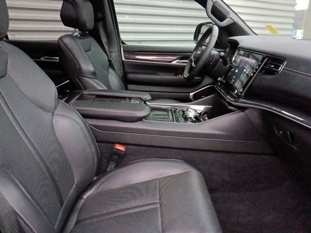 2023 Jeep Wagoneer Base