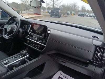 2024 Nissan Pathfinder SV