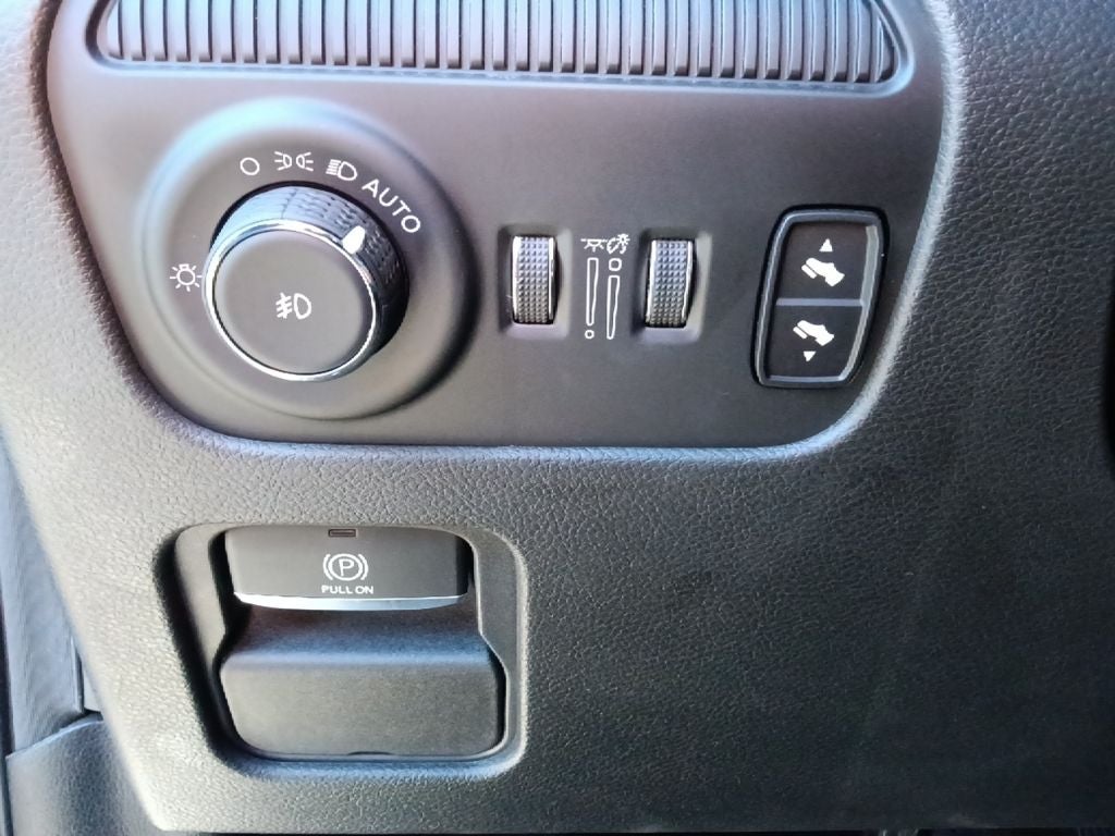 2023 Jeep Wagoneer Base