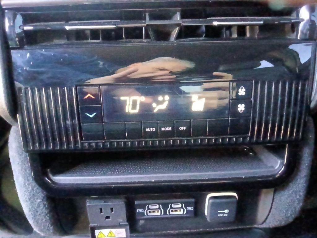 2023 Jeep Wagoneer Base