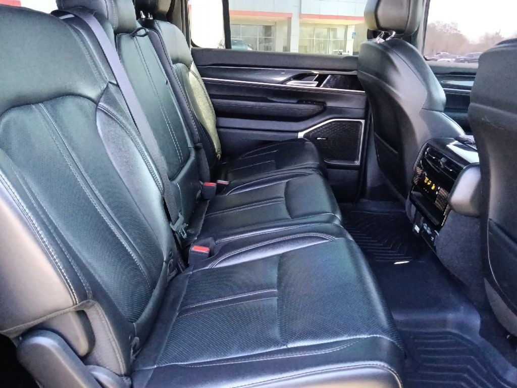 2023 Jeep Wagoneer Base