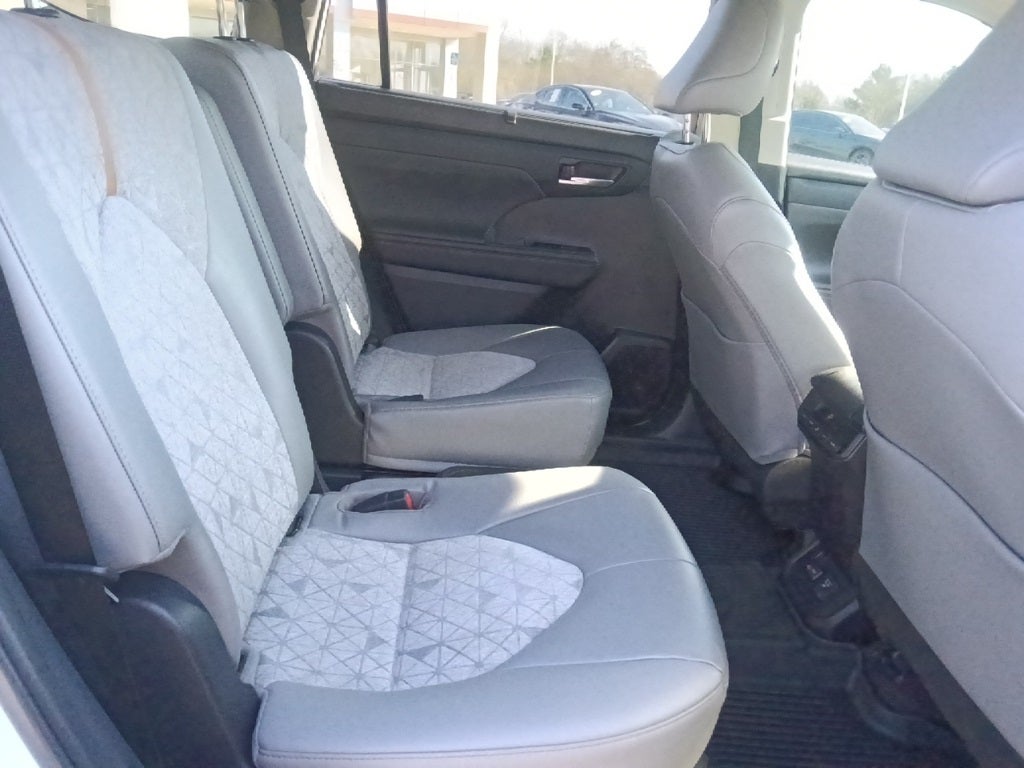 2023 Toyota Highlander Hybrid Bronze Edition