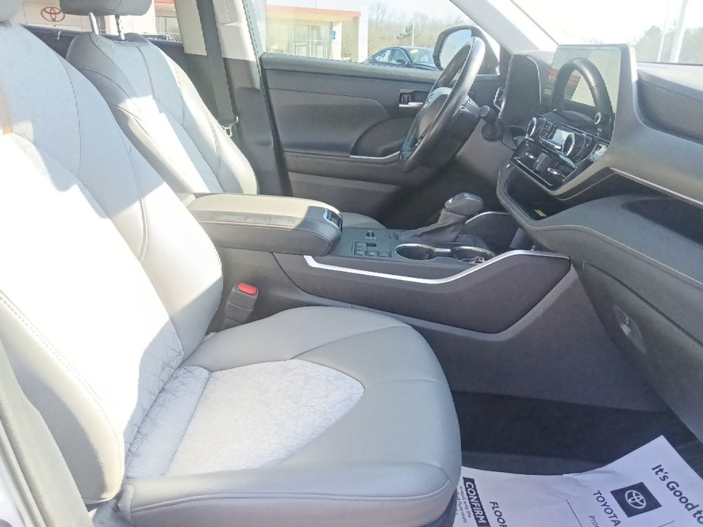 2023 Toyota Highlander Hybrid Bronze Edition