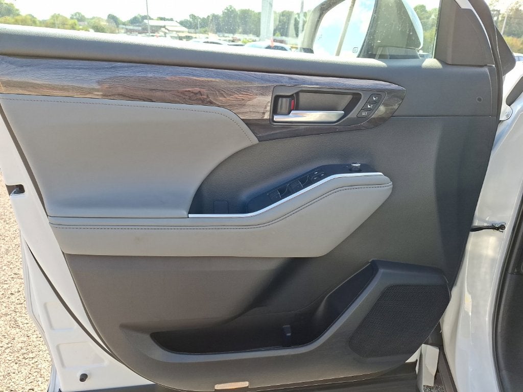 2023 Toyota Highlander Hybrid Platinum