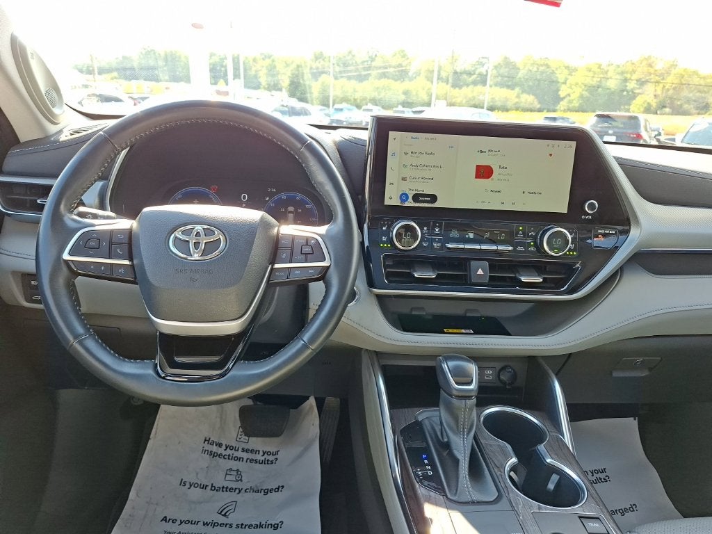 2023 Toyota Highlander Hybrid Platinum