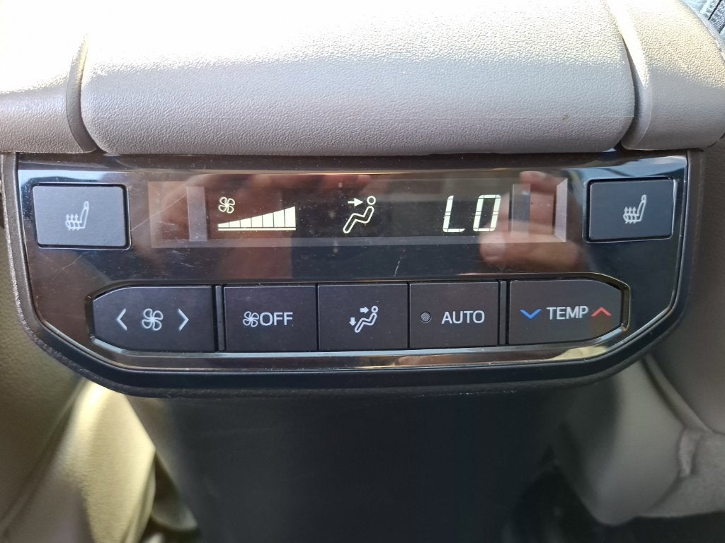 2023 Toyota Highlander Hybrid Platinum
