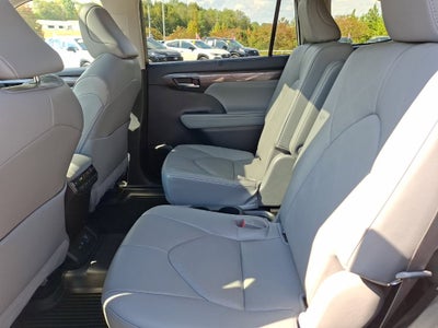 2023 Toyota Highlander Hybrid Platinum