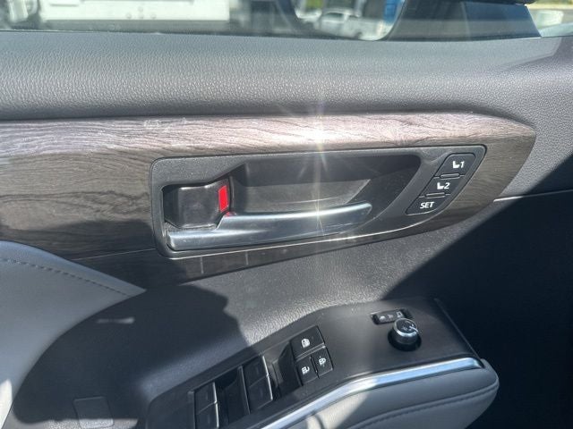 2024 Toyota Highlander Hybrid Platinum