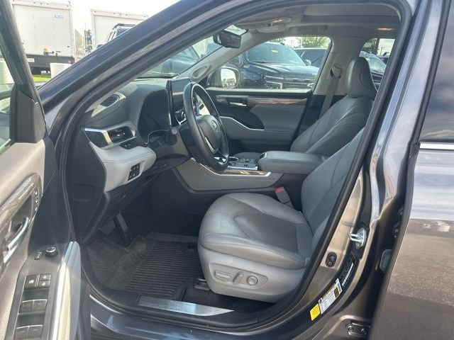2024 Toyota Highlander Hybrid Platinum