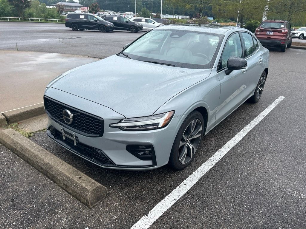 2024 Volvo S60 B5 Core Dark Theme